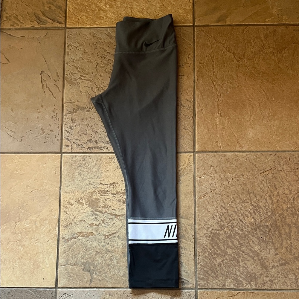 Nike women’s cropped dri-fit Charcoal and Black Leggings size small